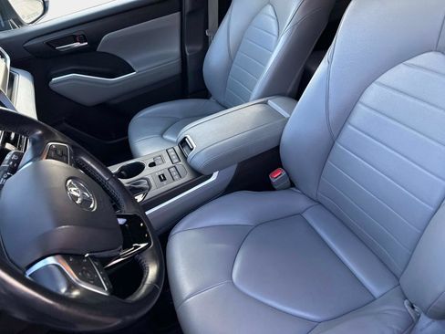 Used 2021 Toyota Highlander XLE image 21