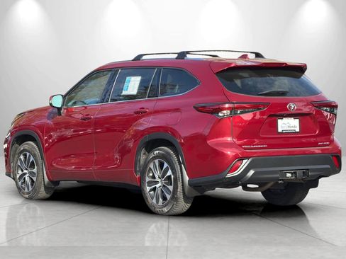 Used 2021 Toyota Highlander XLE AWD/4WD image 6