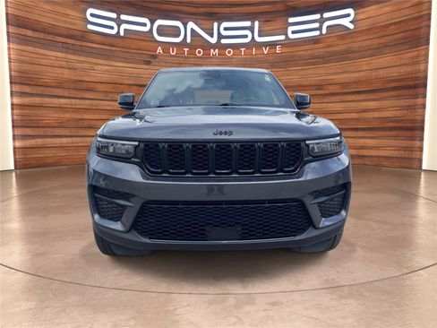 Used 2022 Jeep Grand Cherokee Altitude AWD/4WD image 10