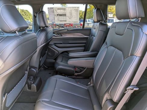 Used 2025 Jeep Grand Cherokee L Limited w/ Luxury Tech Group II AWD/4WD image 14