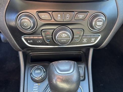 Used 2019 Jeep Cherokee Limited image 26