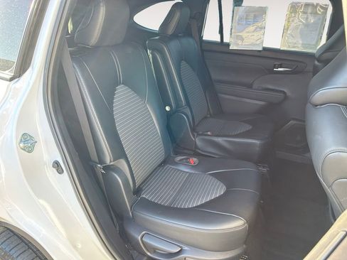 Used 2022 Toyota Highlander XSE AWD/4WD image 15