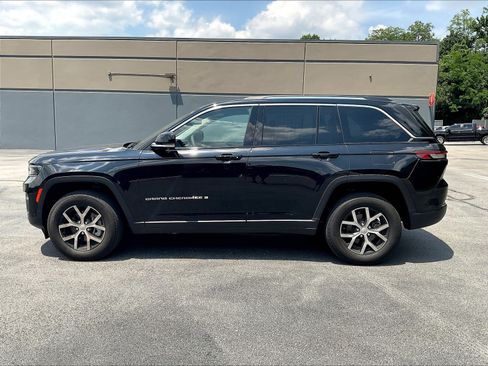 Used 2023 Jeep Grand Cherokee Limited w/ Luxury Tech Group II AWD/4WD image 33