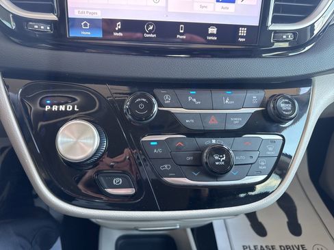 Used 2024 Chrysler Pacifica Touring-L image 30