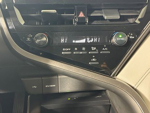 Used 2022 Toyota Camry XLE image 20