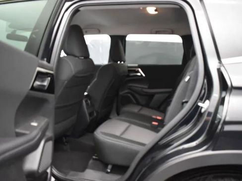 Used 2024 Mitsubishi Outlander ES image 15