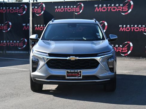 Used 2025 Chevrolet Trax LT w/ LT Convenience Package image 2