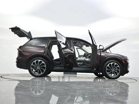 Used 2025 Lincoln Nautilus Reserve AWD/4WD image 61