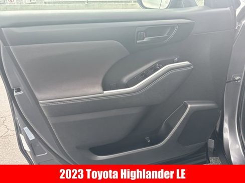 Used 2023 Toyota Highlander LE AWD/4WD image 4