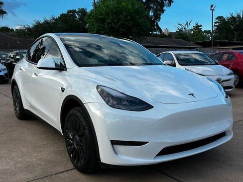 Used 2024 Tesla Model Y 2WD image 3
