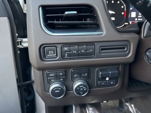 Used 2021 GMC Yukon XL SLT w/ Rear Media and Nav Package image 5