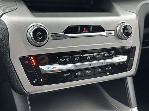 Used 2022 Ford Explorer XLT w/ Equipment Group 202A image 18