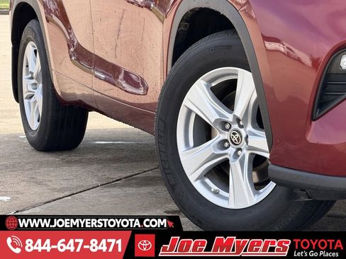 Used 2024 Toyota Highlander LE image 12