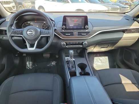 Used 2025 Nissan Altima 2.5 SV FWD image 10