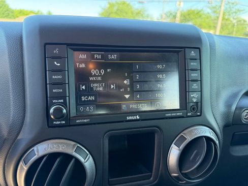 Used 2017 Jeep Wrangler Unlimited Sport w/ Connectivity Group AWD/4WD image 19