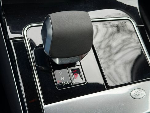 Used 2022 Land Rover Range Rover Velar R-Dynamic S image 17