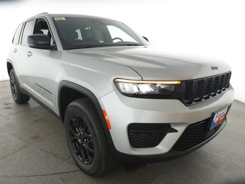 New 2025 Jeep Grand Cherokee Altitude image 3