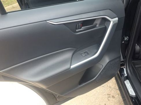 Used 2025 Toyota RAV4 LE AWD/4WD image 15