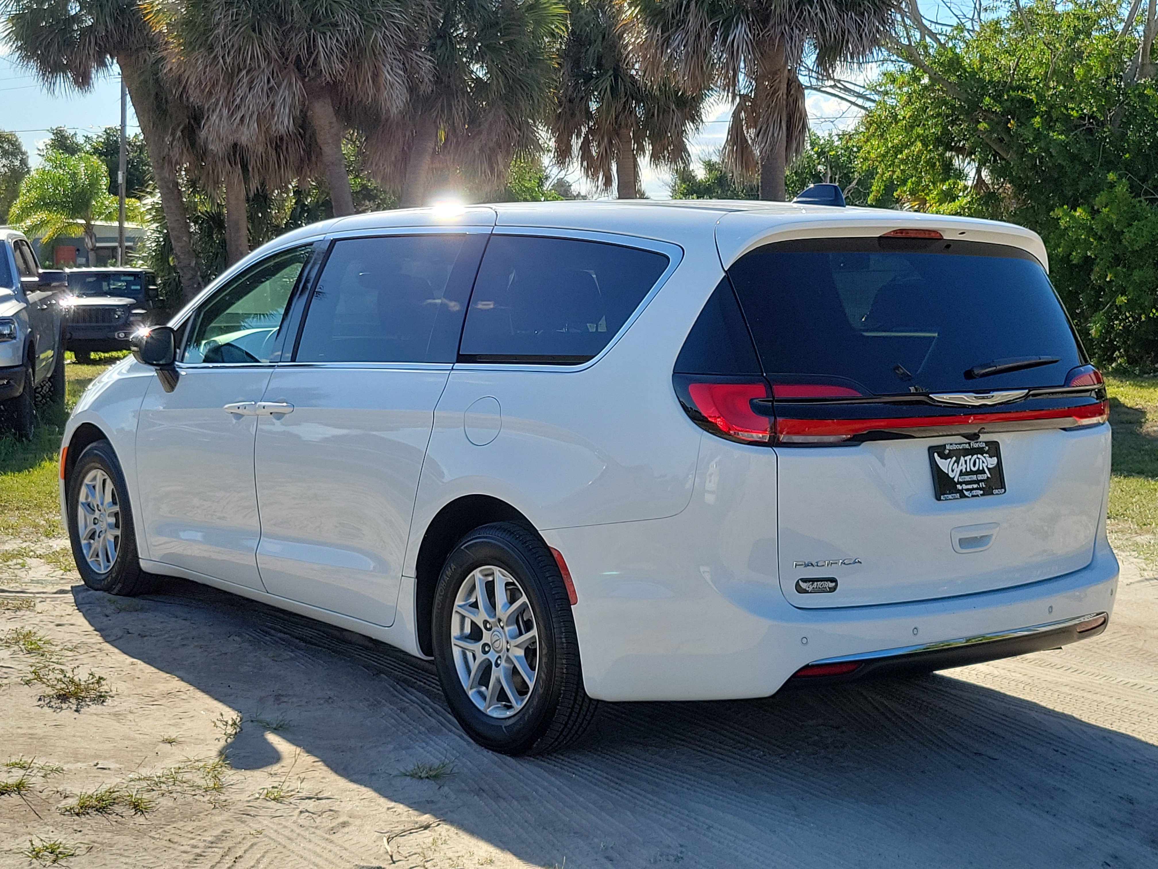 Used 2026 Chrysler Pacifica Select FWD image 3