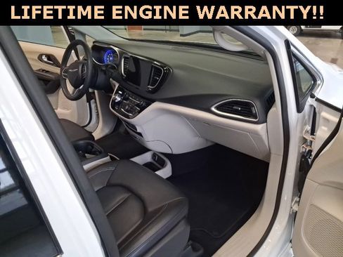 Used 2024 Chrysler Pacifica Touring-L image 31