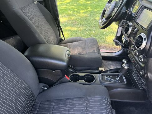 Used 2012 Jeep Wrangler Unlimited Sahara AWD/4WD image 27