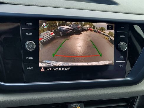 Used 2022 Volkswagen Taos SE image 16