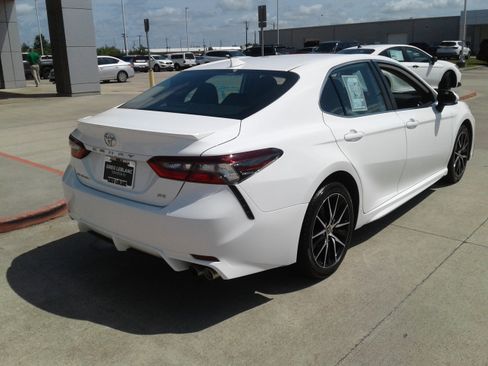 Used 2021 Toyota Camry SE FWD image 7