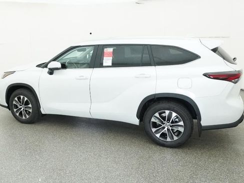 New 2026 Toyota Highlander XLE image 4