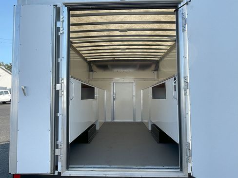 Used 2022 Chevrolet Express 3500 CUTWAY w/ Power Convenience Package image 17