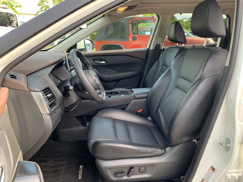 Used 2023 Nissan Rogue SV w/ SV Premium B Package FWD image 10