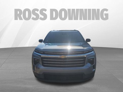Used 2025 Chevrolet Traverse LT FWD image 2