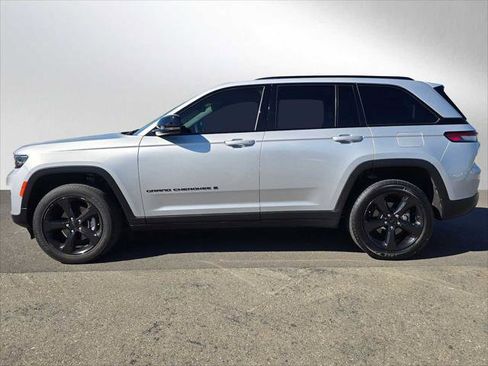 Used 2023 Jeep Grand Cherokee Altitude RWD image 6