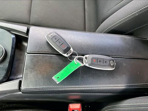 Used 2023 Nissan Rogue S image 32