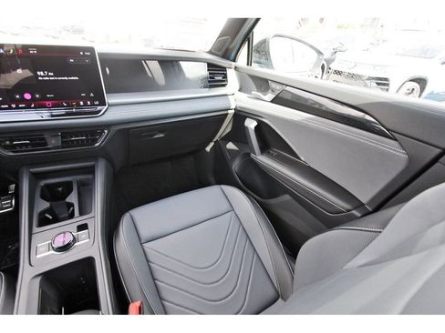 Certified 2025 Volkswagen Tiguan SE R-Line AWD/4WD image 13