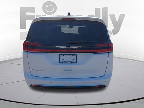 Used 2024 Chrysler Pacifica Touring-L FWD image 6