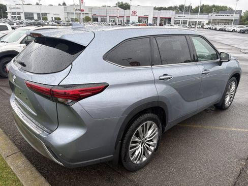 Used 2023 Toyota Highlander Platinum AWD/4WD image 5