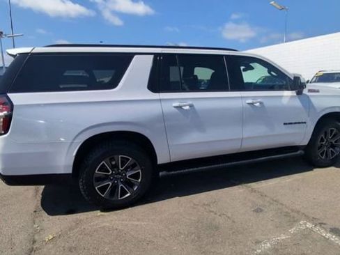 Certified 2022 Chevrolet Suburban Z71 w/ Luxury Package AWD/4WD image 9