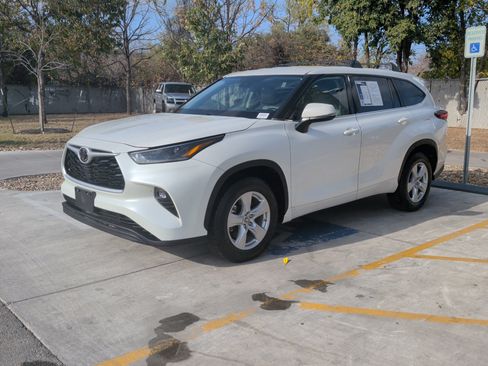 Used 2021 Toyota Highlander LE image 5