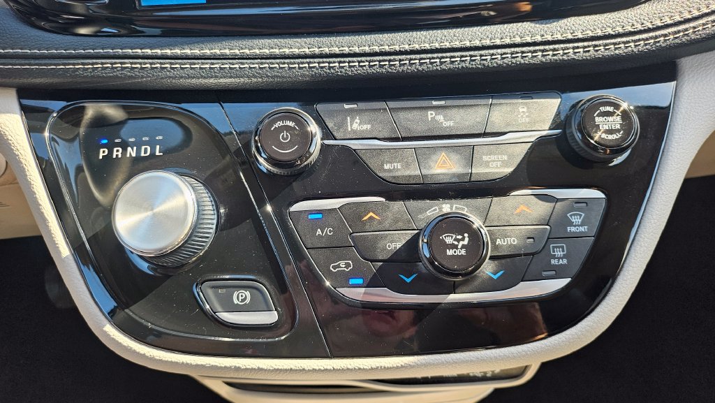 Used 2023 Chrysler Pacifica Touring-L FWD image 37