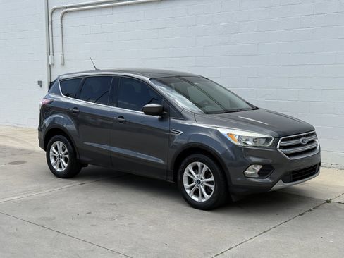 Used 2017 Ford Escape SE FWD image 2