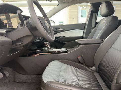 Used 2025 Chevrolet Trax LT FWD image 26