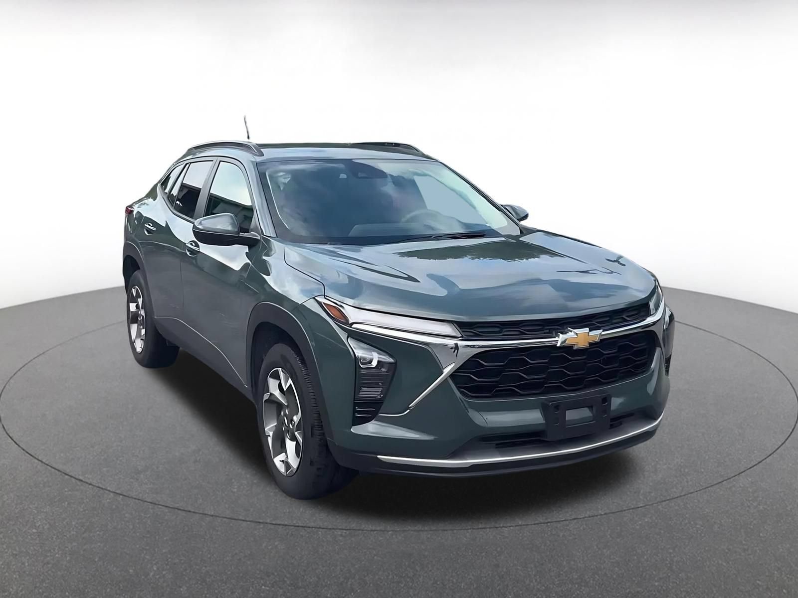 Used 2025 Chevrolet Trax LT FWD image 2