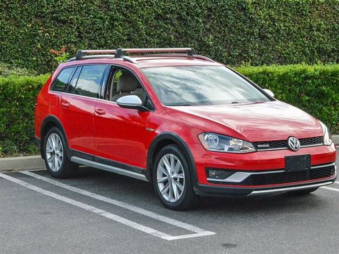 Used 2017 Volkswagen Golf Alltrack S image 3