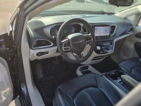 Used 2023 Chrysler Pacifica Touring-L FWD image 23
