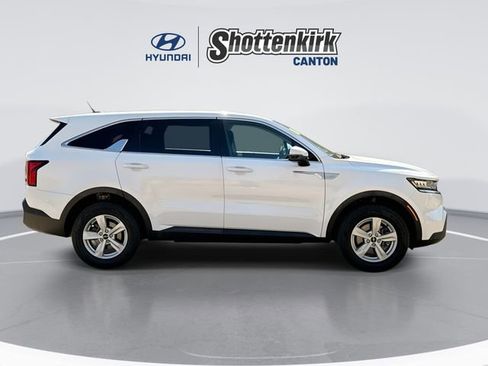 Used 2022 Kia Sorento LX image 9