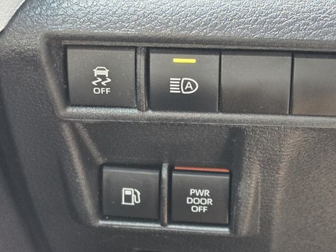 Used 2025 Toyota Sienna XLE FWD image 25