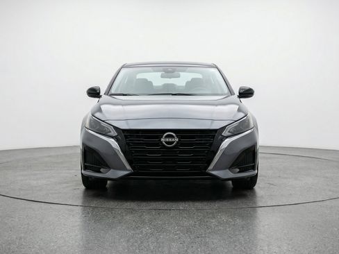 Used 2025 Nissan Altima 2.5 SV image 2