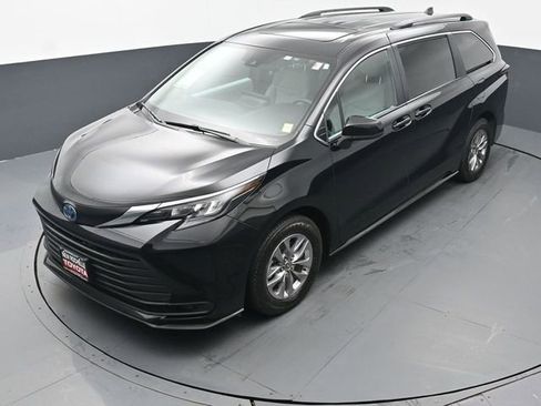Used 2025 Toyota Sienna LE image 45