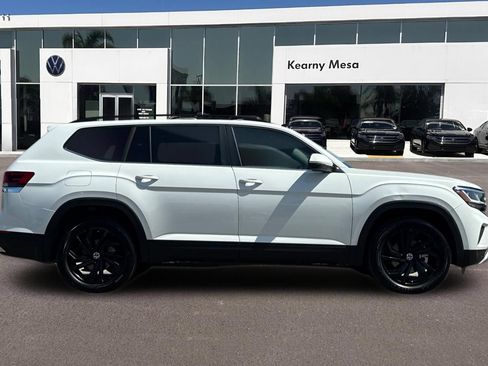 Used 2023 Volkswagen Atlas SE w/ Black Wheel Package FWD image 3
