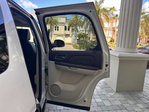 Used 2011 Cadillac Escalade Platinum image 70